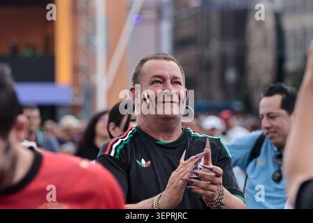 15 juin 2026, Mexico, CDMX, Mexique : les matchs de la Coupe du monde de la FIFA 2026 sont diffusés gratuitement sur la Plaza de la ConstituciÃ³n à Mexico. Dans le cadre de la cinquième journée de matchs, le match Espagne vs Cap-Vert a été présenté, se terminant par un match nul de 0-0. Un petit groupe d'Espagnols y assista. Le match Belgique contre Egypte a également été diffusé, se terminant par un match nul de 1-1. Quelques fans égyptiens et un fan belge ont assisté à la rencontre, célébrant les buts de leurs équipes avec beaucoup d'enthousiasme parmi les Mexicains et les gens d'autres pays. (Crédit image : © Josue Perez/ZUMA Press Wire) USAGE ÉDITORIAL SEULEMENT ! Non destiné aux États-Unis commerciaux Banque D'Images