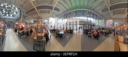 Le marché de Warrington a été régénéré et animé un samedi après-midi, avec des clients mangeant et buvant sous son toit voûté moderne Banque D'Images