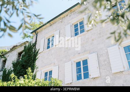 Maison méditerranéenne traditionnelle en pierre avec volets blancs Banque D'Images