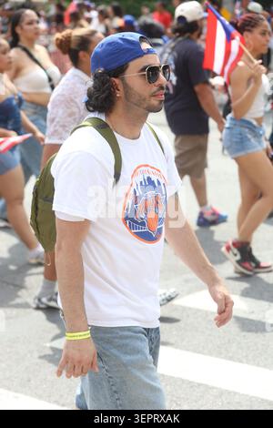 New York, United States. 14th June, 2026. Man wears a New York Knicks shirt in the 69th Annual National Puerto Rican Day Parade held in New York, NY on /14/2026 (Udo Salters Photography/SIPA USA). Credit: Sipa USA/Alamy Live News Banque D'Images