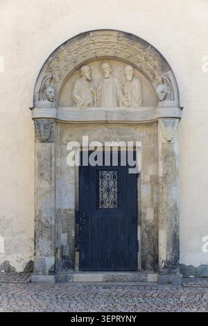 Portail de l'église de la ville de Pierre et Paul avec des figures de grès, Reichenbach im Vogtland, Saxe, Allemagne Banque D'Images