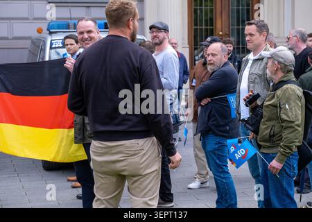 DUSSELDORF, ALLEMAGNE – 15 JUIN 2026 : environ 15 à 20 partisans du parti politique d’extrême droite Alternative für Deutschland (AFD) participent à une visite à pied du quartier japonais de Düsseldorf, connu sous le nom de « Little Tokyo ». Plusieurs centaines de contre-manifestants se sont rassemblés le long de la route pour s'opposer à l'événement. Une importante présence policière a été déployée dans tout le centre-ville, et des policiers ont dégagé plusieurs rues et intersections après que les manifestants ont établi plusieurs blocus de sit-in visant à perturber la marche. La tournée a commencé à Martin-Luther-Platz et s'est poursuivie à travers le district sous la police p Banque D'Images