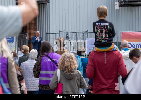 DUSSELDORF, ALLEMAGNE – 15 JUIN 2026 : environ 15 à 20 partisans du parti politique d’extrême droite Alternative für Deutschland (AFD) participent à une visite à pied du quartier japonais de Düsseldorf, connu sous le nom de « Little Tokyo ». Plusieurs centaines de contre-manifestants se sont rassemblés le long de la route pour s'opposer à l'événement. Une importante présence policière a été déployée dans tout le centre-ville, et des policiers ont dégagé plusieurs rues et intersections après que les manifestants ont établi plusieurs blocus de sit-in visant à perturber la marche. La tournée a commencé à Martin-Luther-Platz et s'est poursuivie à travers le district sous la police p Banque D'Images