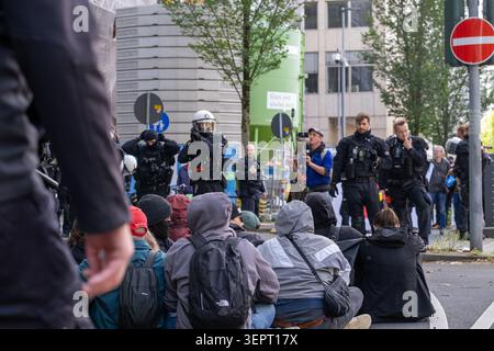 DUSSELDORF, ALLEMAGNE – 15 JUIN 2026 : environ 15 à 20 partisans du parti politique d’extrême droite Alternative für Deutschland (AFD) participent à une visite à pied du quartier japonais de Düsseldorf, connu sous le nom de « Little Tokyo ». Plusieurs centaines de contre-manifestants se sont rassemblés le long de la route pour s'opposer à l'événement. Une importante présence policière a été déployée dans tout le centre-ville, et des policiers ont dégagé plusieurs rues et intersections après que les manifestants ont établi plusieurs blocus de sit-in visant à perturber la marche. La tournée a commencé à Martin-Luther-Platz et s'est poursuivie à travers le district sous la police p Banque D'Images