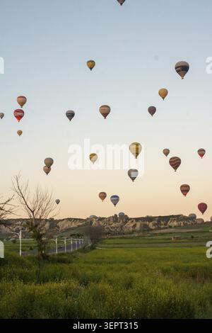 Vue matinale pittoresque de montgolfières colorées survolant le paysage unique de la Cappadoce, en Turquie Banque D'Images