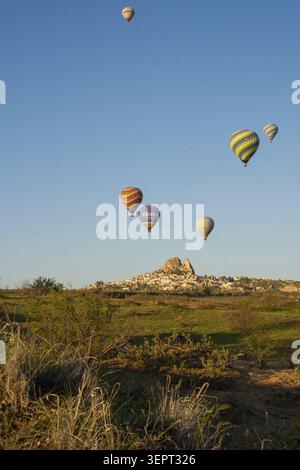 Vue matinale pittoresque de montgolfières colorées survolant le paysage unique de la Cappadoce, en Turquie Banque D'Images