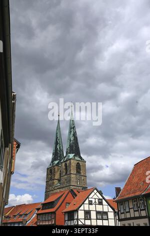 Vue sur les toits rustiques en tuiles rouges et les façades blanches à colombages de la vieille ville historique jusqu'aux deux tours pointues de l'église Nicholas. Le c Banque D'Images