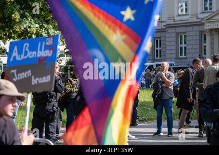 DUSSELDORF, ALLEMAGNE – 15 JUIN 2026 : environ 15 à 20 partisans du parti politique d’extrême droite Alternative für Deutschland (AFD) participent à une visite à pied du quartier japonais de Düsseldorf, connu sous le nom de « Little Tokyo ». Plusieurs centaines de contre-manifestants se sont rassemblés le long de la route pour s'opposer à l'événement. Une importante présence policière a été déployée dans tout le centre-ville, et des policiers ont dégagé plusieurs rues et intersections après que les manifestants ont établi plusieurs blocus de sit-in visant à perturber la marche. La tournée a commencé à Martin-Luther-Platz et s'est poursuivie à travers le district sous la police p Banque D'Images