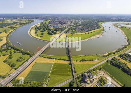 Vue aérienne, Rheinbogen Haus-Knipp avec Rheinbruecke Baerl/Beekerwerth Autobahn A42 et pont ferroviaire Haus-Knipp, Rheindeich, vue sur Beeckerwerth di Banque D'Images