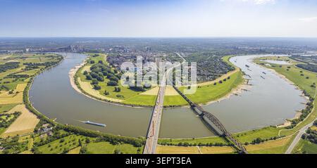 Vue aérienne, Rheinbogen Haus-Knipp avec Rheinbruecke Baerl/Beekerwerth Autobahn A42 et pont ferroviaire Haus-Knipp, Rheindeich, vue sur Beeckerwerth di Banque D'Images