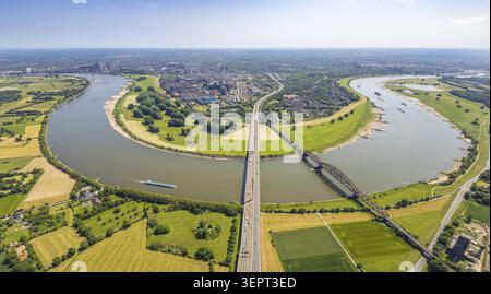 Vue aérienne, Rheinbogen Haus-Knipp avec Rheinbruecke Baerl/Beekerwerth Autobahn A42 et pont ferroviaire Haus-Knipp, Rheindeich, vue sur Beeckerwerth di Banque D'Images