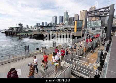 Les fans montent à bord du West Seattle Water Taxi dans le centre-ville de Seattle après que le match de Belgique et d'Égypte se soit terminé par un tirage au sort à la Coupe du monde de la FIFA le lundi 15 juin 2026. Banque D'Images