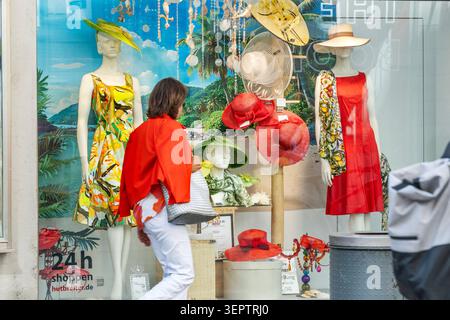 Sommermode, Passantin vor dem Schaufenster von Hut und mode Breiter, München, 15. Juni 2026 Deutschland, München, Juni 2026, Sommermode, Passantin vor dem Schaufenster von Hut und mode Breiter, traditionelles Münchner Modegeschäft, Sommermode, Hüte, Modeladen, Einkaufen in der Innenstadt, Fußgängerzone, Montagnachmittag, Geschäfte, Einzelhandel, Wirtschaft, Sommer, Bayern, *** mode d'été, un passant devant la vitrine à Hut und mode Breiter, Munich, 15 juin 2026, Allemagne, Munich, juin 2026, mode estivale, passant devant la vitrine de Hut und mode Breiter, tradi Banque D'Images