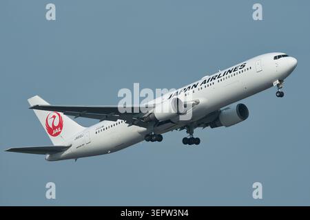 Tokyo, Japan - August 14, 2022: Japan Airlines Boeing 767-300ER (JA612J) departing from Haneda Airport Banque D'Images