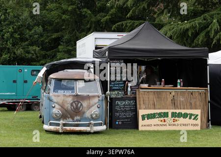 Stand de Street food et écran partagé VW au Leamington Peace Festival, Warwickshire, Royaume-Uni Banque D'Images
