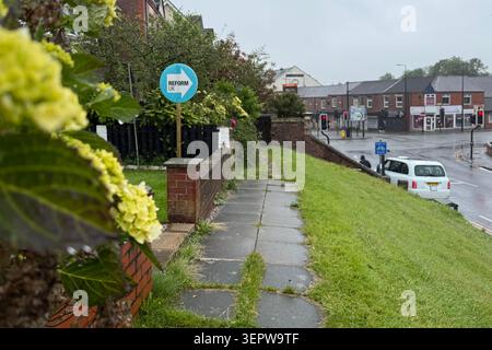 Ashton à Makerfield, Royaume-Uni. 16 juin 2026. Un panneau dans une cour avant à Ashton-in-Makerfield indique "Reform UK". Le 18 juin 2026, une élection partielle pour un siège au Parlement britannique aura lieu dans la circonscription de Makerfield, dans le nord-ouest de l'Angleterre. Le principal rival de Keir Starmer·au sein du parti, le maire de Manchester Andy Burnham, est candidat pour le Parti travailliste. Crédit : Patricia Bartos/dpa/Alamy Live News Banque D'Images