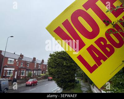 Ashton à Makerfield, Royaume-Uni. 16 juin 2026. Une pancarte dans une cour avant à Ashton-in-Makerfield dit "vote Labour". Le 18 juin 2026, une élection spéciale pour un siège au Parlement britannique aura lieu dans la circonscription de Makerfield, dans le nord-ouest de l'Angleterre. Le principal rival de Keir Starmer·au sein du parti, le maire de Manchester Andy Burnham, est candidat pour le Parti travailliste. Crédit : Patricia Bartos/dpa/Alamy Live News Banque D'Images