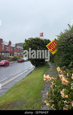 Ashton à Makerfield, Royaume-Uni. 16 juin 2026. Une pancarte dans une cour avant à Ashton-in-Makerfield dit "vote Labour". Le 18 juin 2026, une élection spéciale pour un siège au Parlement britannique aura lieu dans la circonscription de Makerfield, dans le nord-ouest de l'Angleterre. Le principal rival de Keir Starmer·au sein du parti, le maire de Manchester Andy Burnham, est candidat pour le Parti travailliste. Crédit : Patricia Bartos/dpa/Alamy Live News Banque D'Images