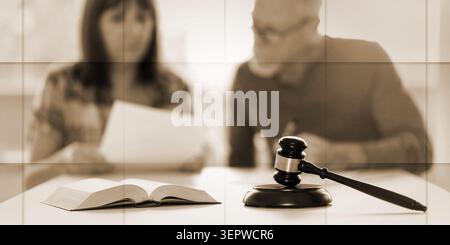 Concept de divorce avec marteau de juge et couple lisant des documents en arrière-plan, se concentrer sur le premier plan, motif géométrique Banque D'Images
