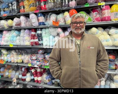 Ashton à Makerfield, Royaume-Uni. 16 juin 2026. Jay, 56 ans, dirige un magasin de laine à Ashton-in-Makerfield. Le 18 juin 2026, une élection spéciale pour un siège au Parlement britannique aura lieu dans la circonscription de Makerfield, dans le nord-ouest de l'Angleterre. Crédit : Patricia Bartos/dpa/Alamy Live News Banque D'Images