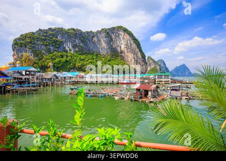 Phang Nga Bay, Thaïlande - 3 janvier 2016 : Koh Panyee, village de pêcheurs flottant. Banque D'Images