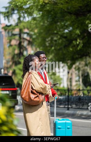 Positif afro-américain homme et femme touristes appréciant le voyage de vacances dans la nouvelle ville ensemble. Banque D'Images