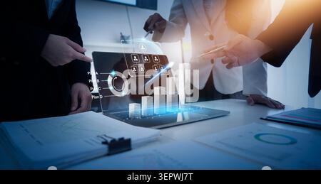 Professionnels des affaires analysant les données sur ordinateur portable holographique pour la stratégie Banque D'Images