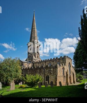 Vue panoramique extérieure de l'église All Saints montrant sa flèche octogonale emblématique et son cimetière à Bakewell, Peak District Banque D'Images