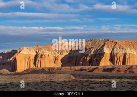 Falaises de grès érodées d'Entrada au coucher du soleil dans le parc national de Capitol Reef, Utah. Banque D'Images