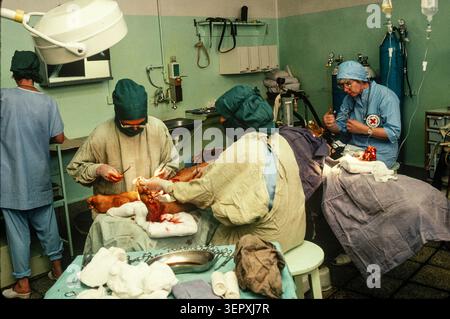 Hôpital du CICR, Kaboul (Afghanistan), août 1992 ; des chirurgiens opèrent sur une nouvelle victime de mines terrestres. Après 14 ans de guerre, le comté est un champ de mines, avec plus de 56 000 amputés. Banque D'Images