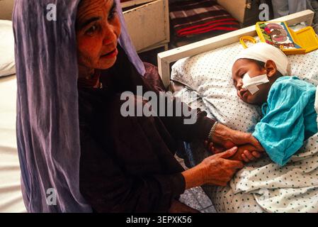 Hôpital du CICR, Kaboul, Afghanistan, août 1992 ; enfants blessés lors de combats récents au cours de 3 jours d'attaques à la roquette sur la capitale. Banque D'Images