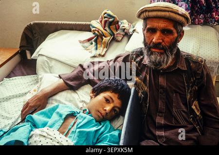 Hôpital du CICR, Kaboul, Afghanistan, août 1992 ; enfants blessés lors de combats récents au cours de 3 jours d'attaques à la roquette sur la capitale. Banque D'Images