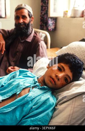 Hôpital du CICR, Kaboul, Afghanistan, août 1992 ; enfants blessés lors de combats récents au cours de 3 jours d'attaques à la roquette sur la capitale. Banque D'Images