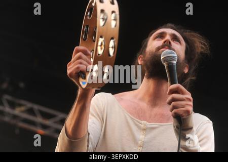 L'auteur-compositeur-interprète américain Alex Ebert, au chant, se produit sur scène avec le groupe Folk Rock Edward Sharpe et The Magnetic Zeros, pendant le Railroad Revi Banque D'Images