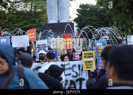 SURABAYA, JAVA ORIENTAL, INDONÉSIE – 15 JUIN 2026 : étudiants et membres de la société civile se rassemblent à Taman Apsari à Surabaya pour protester contre une série de politiques gouvernementales sous l'administration du président Prabowo Subianto. Les manifestants ont exprimé leur opposition à l'augmentation des prix des carburants non subventionnés, au programme repas nutritifs gratuits (MBG) et à la promulgation récente d'une législation concernant la police nationale indonésienne et les Forces armées nationales indonésiennes (TNI). Les manifestants ont appelé à une plus grande responsabilisation du gouvernement et à des réformes politiques pendant la manifestation. Photo par Andre Yuris / JNA Press (photo par an Banque D'Images