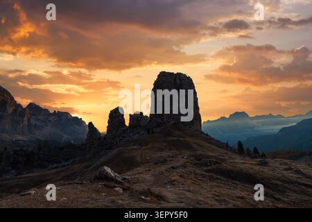 Cinque Torri silhouette contre un ciel coloré de coucher de soleil dans les Dolomites. Lumière du soir spectaculaire sur un paysage alpin emblématique du nord de l'Italie Banque D'Images