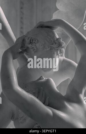 Gros plan extrême de la sculpture en marbre d'Antonio Canova Psyché relancée par le baiser de Cupidon. Détail intime en noir et blanc des visages au Louvre. Banque D'Images