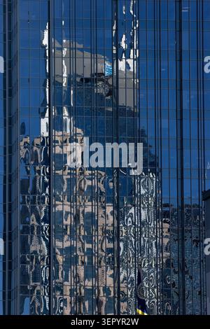 Nashville, Tennessee, États-Unis - 7 novembre 2021 : les fenêtres vitrées d'un bâtiment reflètent le bâtiment AT & T du centre-ville. Banque D'Images