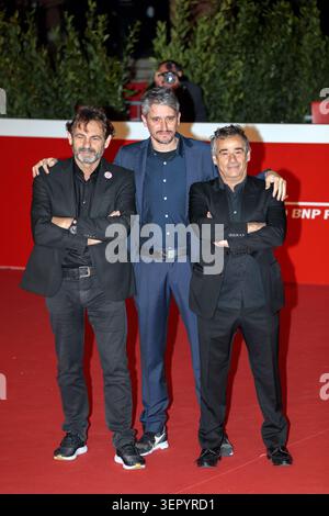 15 octobre 2021, Rome, Italie : le casting du film Mediterraneo - le droit de la mer, marche tapis rouge au Festival du film de Rome. De gauche à droite Oscar Camp, fondateur d'Open Arms, Marcel Barrena le réalisateur espagnol, et l'acteur Eduard Fernandez. (Crédit image : © Gennaro Leonardi/ZUMA Press Wire) USAGE ÉDITORIAL SEULEMENT ! Non destiné à UN USAGE commercial ! Banque D'Images