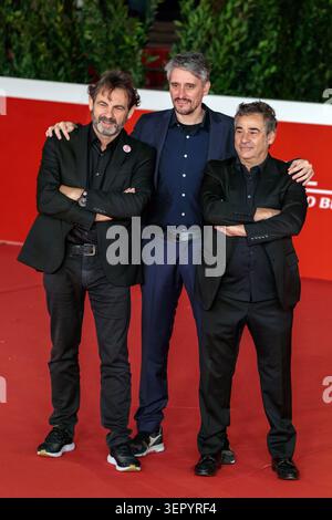 15 octobre 2021, Rome, Italie : le casting du film Mediterraneo - le droit de la mer, marche tapis rouge au Festival du film de Rome. De gauche à droite Oscar Camp, fondateur d'Open Arms, Marcel Barrena le réalisateur espagnol, et l'acteur Eduard Fernandez. (Crédit image : © Gennaro Leonardi/ZUMA Press Wire) USAGE ÉDITORIAL SEULEMENT ! Non destiné à UN USAGE commercial ! Banque D'Images