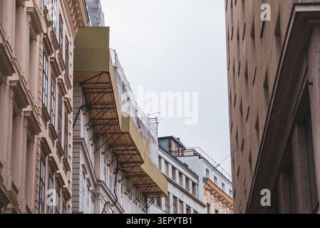 Échafaudage de façade suspendu sur bâtiment historique - rénovation urbaine dans la ville européenne Banque D'Images