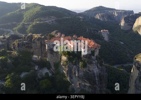 Vue aérienne du complexe historique du monastère des Météores construit sur des piliers de roche massifs entourés d'une végétation luxuriante et de falaises abruptes Trikala, Gree Banque D'Images