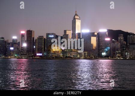 07.12.2023, Chine, Hong Kong, Hong Kong - vue de l'île de Hong Kong avec le centre de congrès et d'exposition de Hong Kong dans la soirée. 00S231207D119CA Banque D'Images