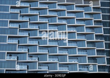 18.03.2025, Émirats Arabes Unis, , Dubaï - Asie ñ détail de la façade avec balcons d'un immeuble moderne de grande hauteur à côté du Burj Khali Banque D'Images