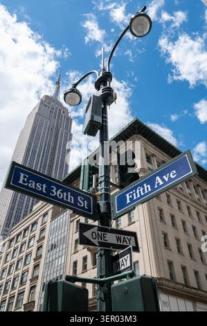 01.06.2025, USA, New York, New York City - gratte-ciel et panneaux de rue à l'angle de la Fifth Avenue et de la East 36th Street à Midtown Manhattan, avec Banque D'Images