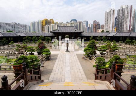 Vue symétrique surélevée de la cour Chi Lin Nunnery et de la porte d'entrée contrastant avec les gratte-ciels de Hong Kong Banque D'Images