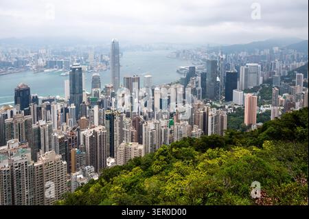 Vue panoramique sur les gratte-ciel de l'île de Hong Kong et le port Victoria depuis Lugard Road Lookout sur Victoria Peak Banque D'Images