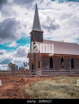 Église rurale historique près de Wasco Oregon. Église historique en bois bien préservée se dresse sous des nuages spectaculaires dans le pays agricole rural. Banque D'Images