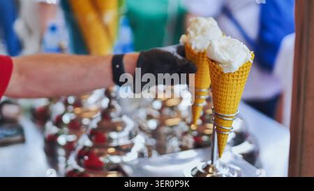 Servez à la main des cornets de glace traditionnels turcs Dondurma sur un stand de restauration de rue Banque D'Images
