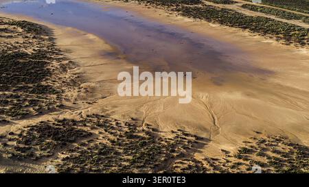 Vue aérienne du lac Tyrrell avec sa croûte de sel unique et son paysage aride entouré d'une végétation clairsemée dans la Shire de Buloke, Victoria, Australie. Banque D'Images
